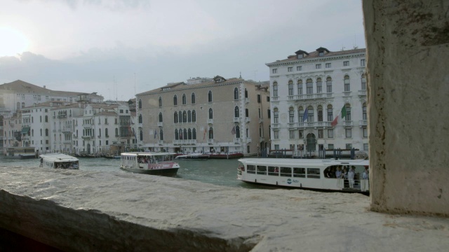 格里蒂宫(Gritti Palace)外景，前景中的客船/意大利威尼斯视频素材