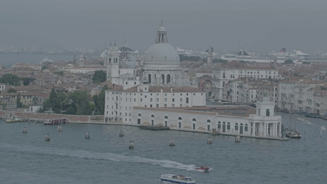 圣玛丽亚德拉敬礼，船只在运河中移动的前景/威尼斯，意大利视频素材