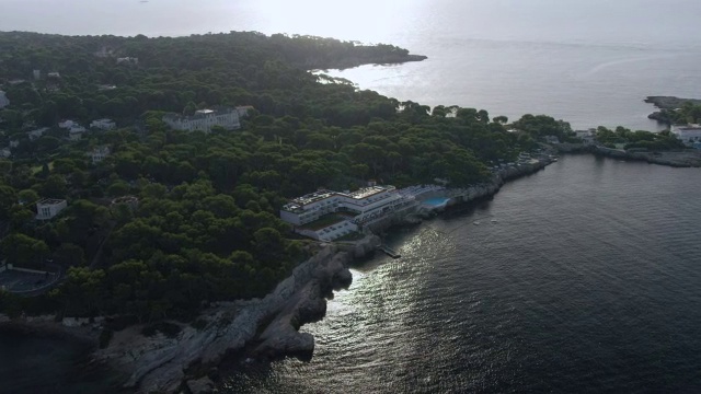 WS AERIAL POV伊甸Roc和海酒店/ cap d’antibes，戛纳，法国视频素材