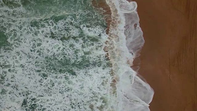 鸟瞰图海浪在海上接近海岸，Essaouira，摩洛哥视频素材