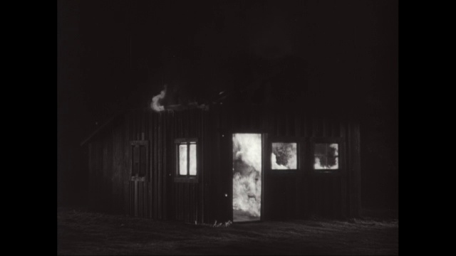 MS House burning at night /美国视频素材