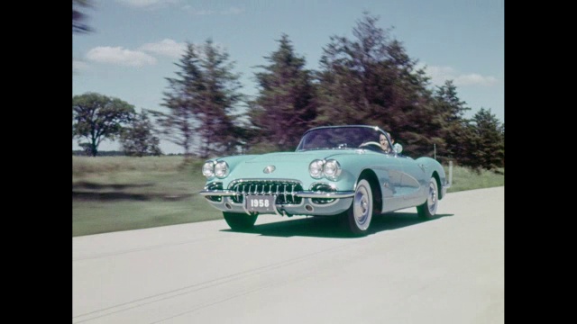 WS TS男子驾驶1958年雪佛兰Corvette在路上/美国视频素材