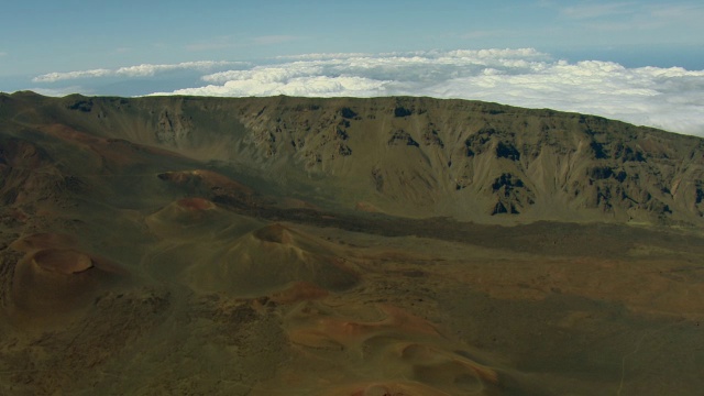 东毛伊火山哈雷阿卡拉火山口的火山渣锥。视频素材