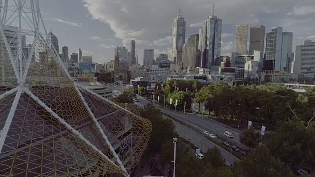 鸟瞰图的墨尔本艺术中心塔尖与城市在背后的背景。墨尔本,澳大利亚视频素材