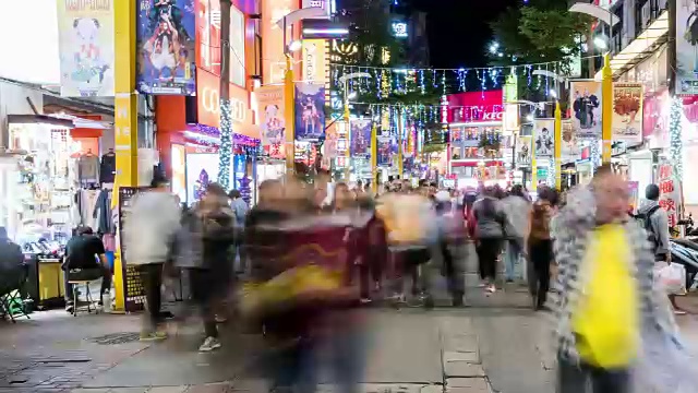 时光流逝:台湾台北西门西门商业街的行人视频素材