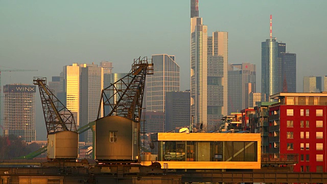 Main River, Hafenpark at Weseler Werft和Skyline of Frankfurt am Main, Hesse，德国视频素材