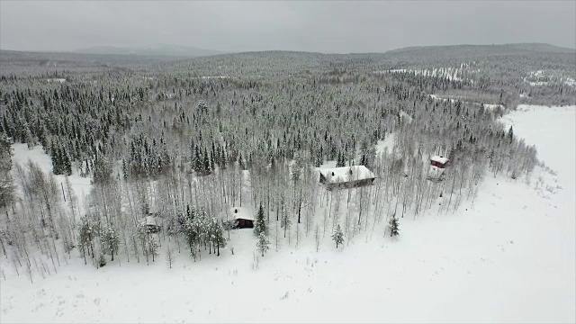 天线:雪林中的小屋视频素材