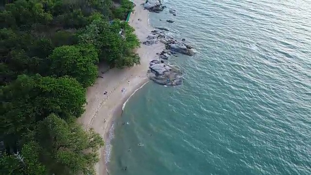 4K:夏季芭堤雅海滩鸟瞰图视频下载