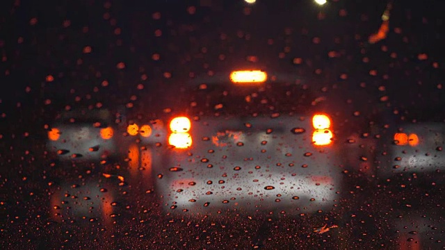 驾驶在漆黑的雨夜，架焦点。视频素材