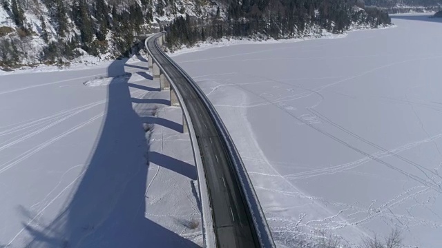 在白雪皑皑的冬天，过桥的道路视频素材