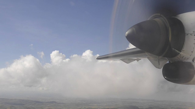 用螺旋桨飞机在田野和村庄上空飞行视频下载