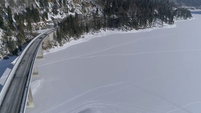 在白雪皑皑的冬天，过桥的道路视频素材