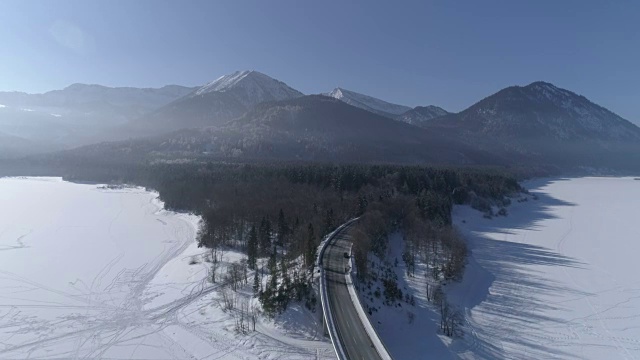 在白雪皑皑的冬天，过桥的道路视频素材