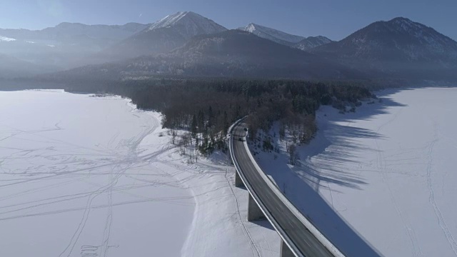 在白雪皑皑的冬天，过桥的道路视频下载