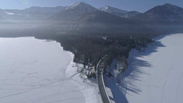 在白雪皑皑的冬天，过桥的道路视频素材