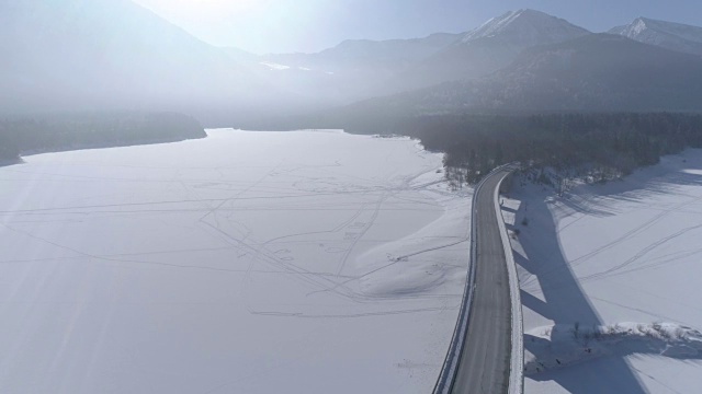 在白雪皑皑的冬天，过桥的道路视频素材