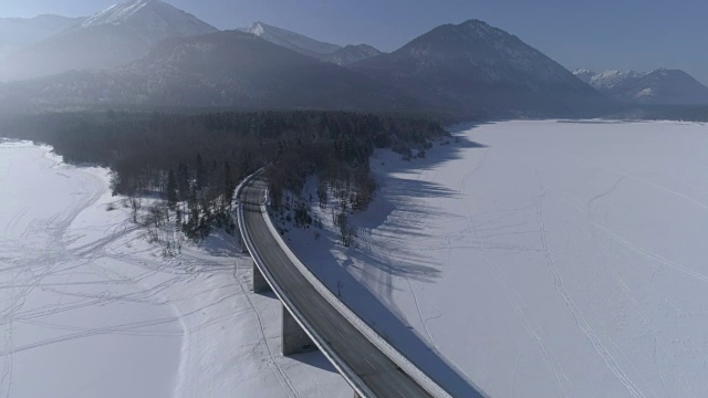 在白雪皑皑的冬天，过桥的道路视频素材