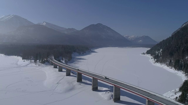 在白雪皑皑的冬天，过桥的道路视频下载