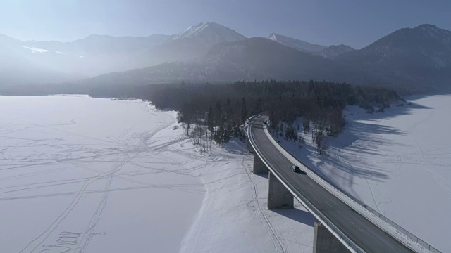 在白雪皑皑的冬天，过桥的道路视频下载