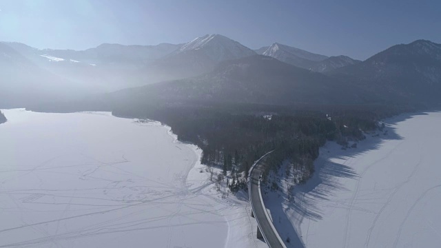 在白雪皑皑的冬天，过桥的道路视频下载