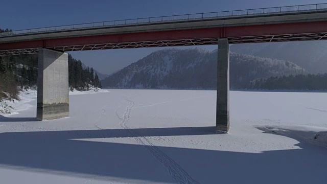 在白雪皑皑的冬天，过桥的道路视频下载