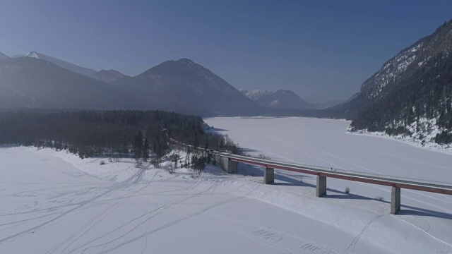 在白雪皑皑的冬天，过桥的道路视频下载