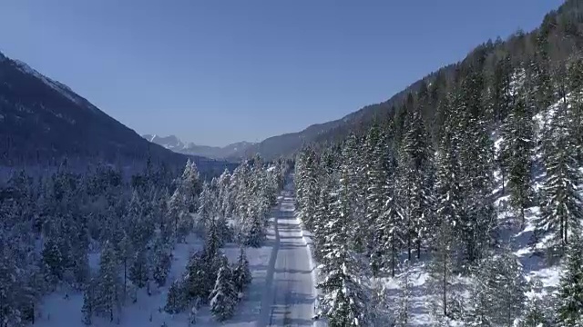 道路在雪山的冬季景观视频下载