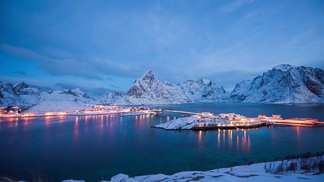 4K时间间隔:以山脉为背景的Reinefjorden全景- Reine，罗浮敦群岛，挪威视频下载