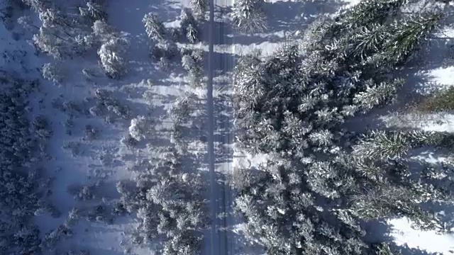 道路在雪山的冬季景观视频素材