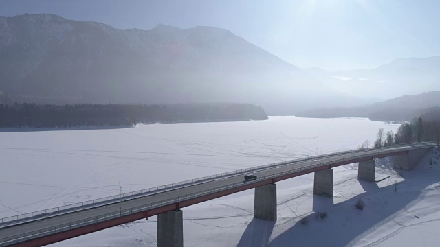 在白雪皑皑的冬天，过桥的道路视频素材