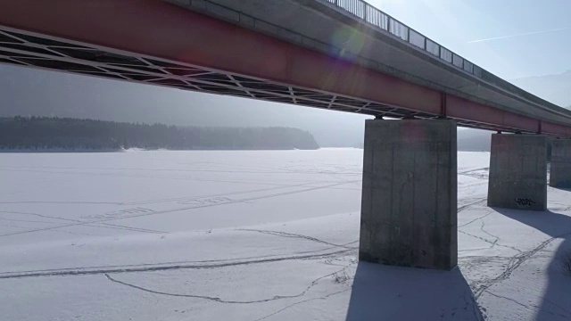 在白雪皑皑的冬天，过桥的道路视频下载