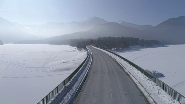 在白雪皑皑的冬天，过桥的道路视频素材