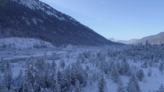 道路在雪山的冬季景观视频素材