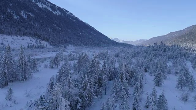 道路在雪山的冬季景观视频素材