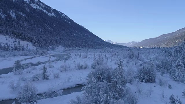 道路在雪山的冬季景观视频素材