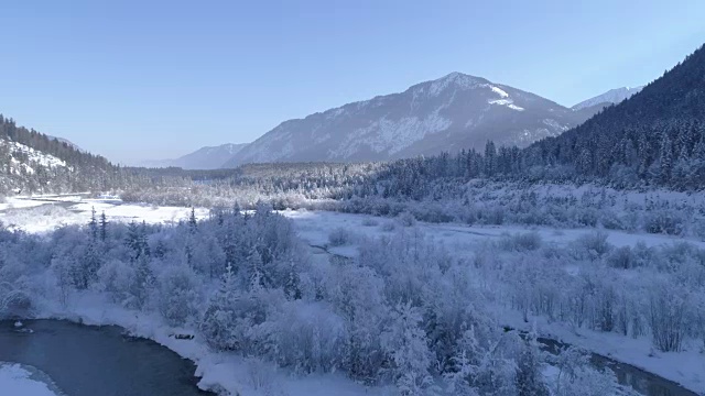 道路在雪山的冬季景观视频下载