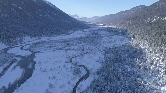 道路在雪山的冬季景观视频下载