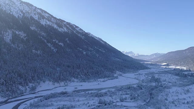 道路在雪山的冬季景观视频下载