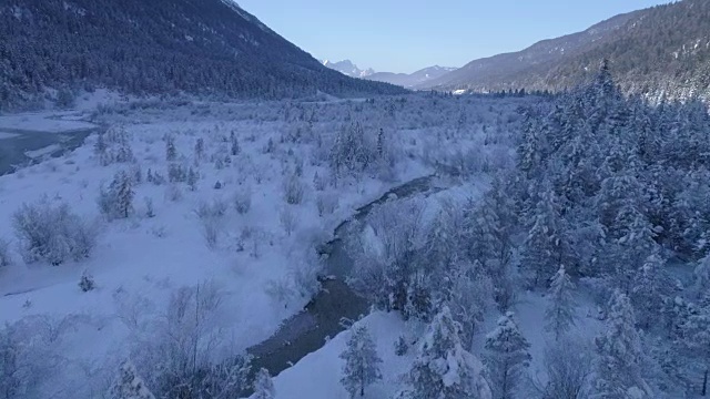 道路在雪山的冬季景观视频素材