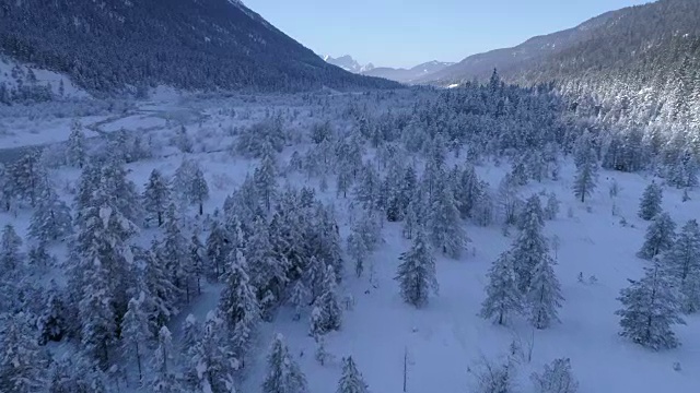 道路在雪山的冬季景观视频素材