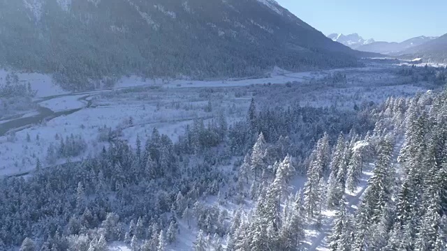 道路在雪山的冬季景观视频素材