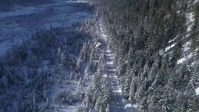 道路在雪山的冬季景观视频素材