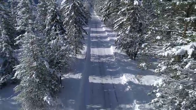 道路在雪山的冬季景观视频素材