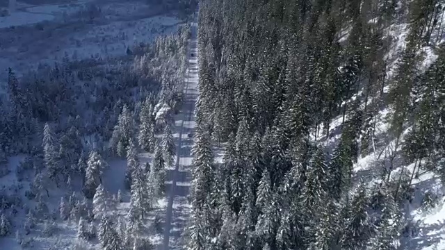 道路在雪山的冬季景观视频下载