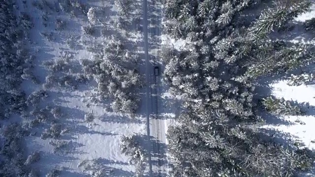 道路在雪山的冬季景观视频素材