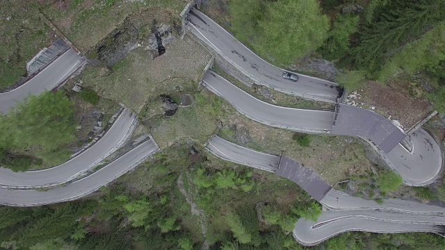 汽车通过隧道的鸟瞰图在蜿蜒的道路上，Spluegen Pass，意大利视频素材