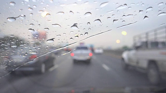 驾驶在漆黑的雨夜，架焦点。视频素材