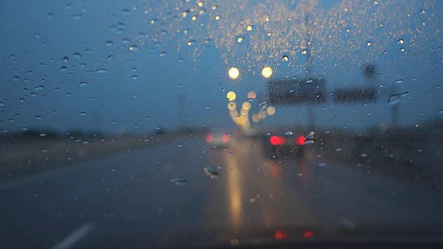 驾驶在漆黑的雨夜，架焦点。视频素材