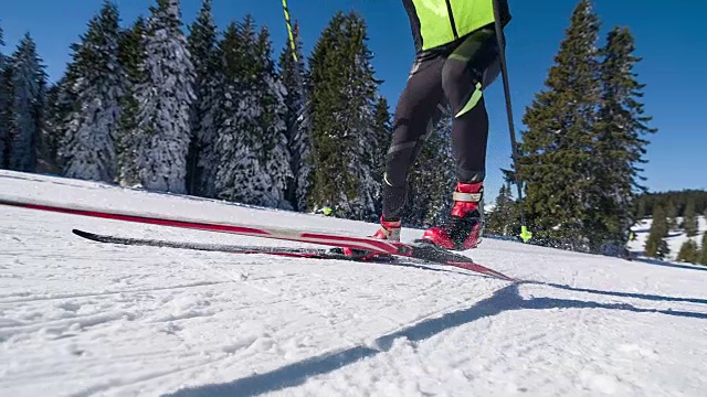 越野滑雪者在山上滑冰视频素材