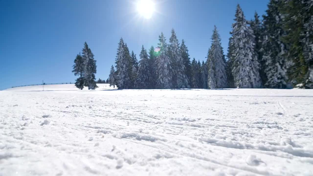 越野滑雪者滑雪上山，热身视频素材